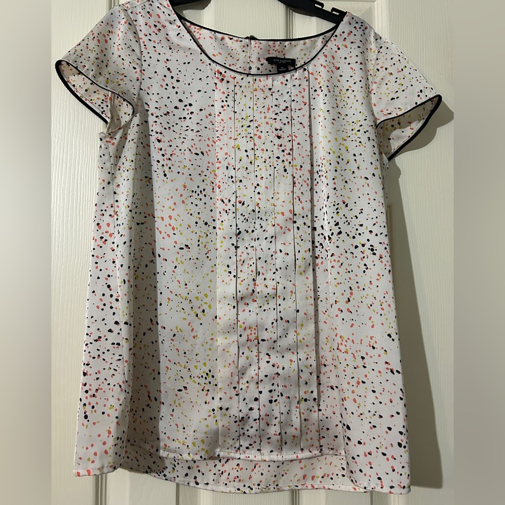 Ann Taylor shirt (Size 0 but can be fit a size small)